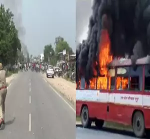 यूपी के इस ज़िले में छात्र की मौत से आक्रोशित साथियों ने बस-ट्रक को किया आग के हवाले